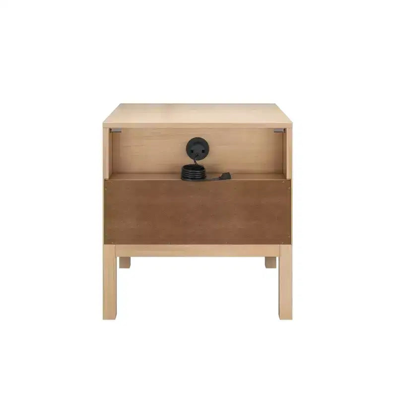 Table de chevet Elio Rattan Cubby avec 1 tiroir, prise électrique et bouton en laiton
