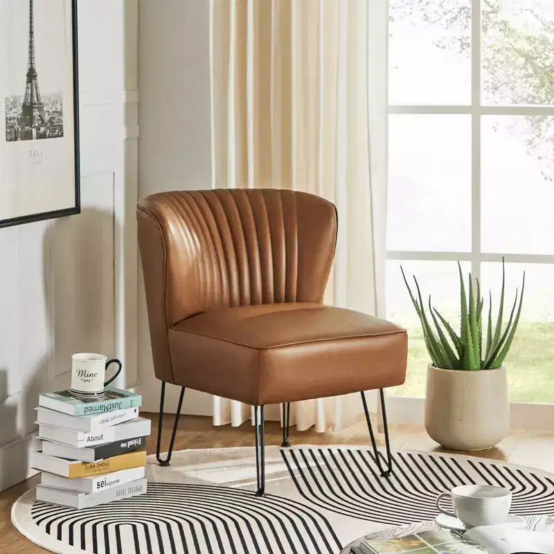 Chaise d'appoint contemporaine Eustacio en similicuir touffeté avec pieds en métal