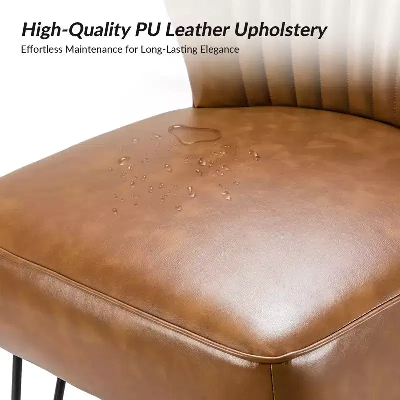Chaise d'appoint contemporaine Eustacio en similicuir touffeté avec pieds en métal