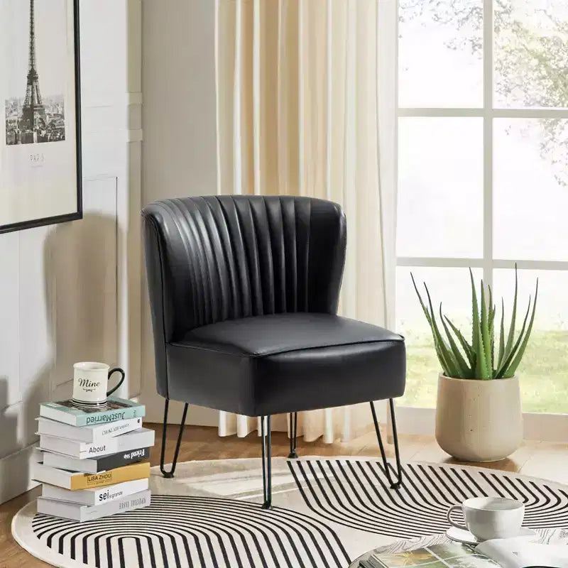 Chaise d'appoint contemporaine Eustacio en similicuir touffeté avec pieds en métal
