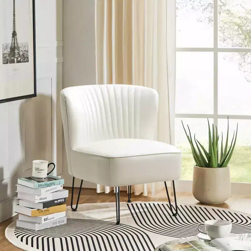 Chaise d'appoint contemporaine Eustacio en similicuir touffeté avec pieds en métal